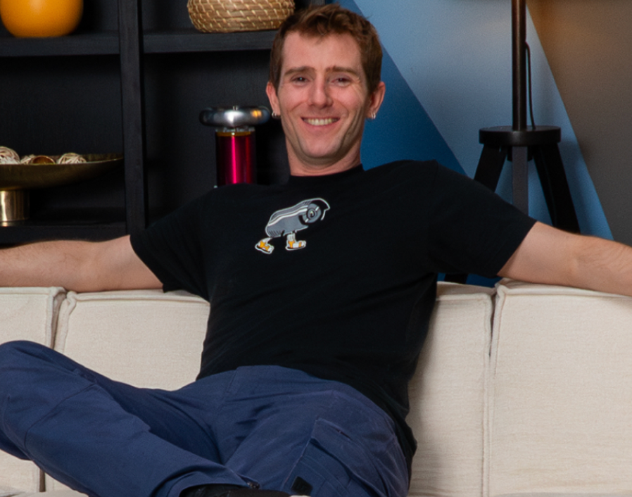 <sub>Linus Sebastian</sub> <br>Linus Tech Tips